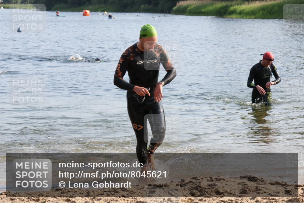 15.06.2025 - 27. Vierlanden-Triathlon Lena Gebhardt http://msf.ph/oto/8045621 15.06.2025 08:40:13 Schwimmen 67, 82 meine-sportfotos.de