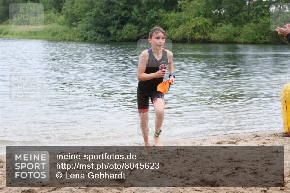 21.06.2025 - 27. Vierlanden-Triathlon Lena Gebhardt http://msf.ph/oto/8045623 15.06.2025 14:50:55 Schwimmen  meine-sportfotos.de