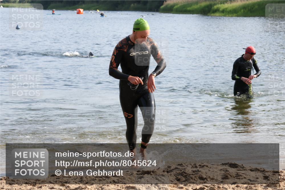 15.06.2025 - 27. Vierlanden-Triathlon Lena Gebhardt http://msf.ph/oto/8045624 15.06.2025 08:40:13 Schwimmen 67, 82 meine-sportfotos.de