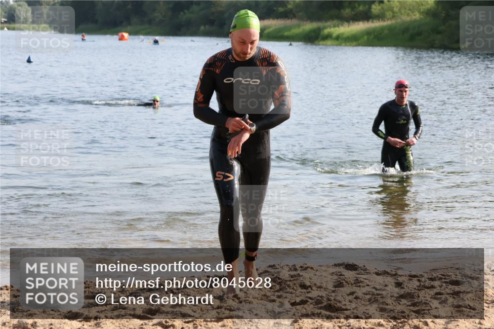 15.06.2025 - 27. Vierlanden-Triathlon Lena Gebhardt http://msf.ph/oto/8045628 15.06.2025 08:40:14 Schwimmen 67, 82 meine-sportfotos.de