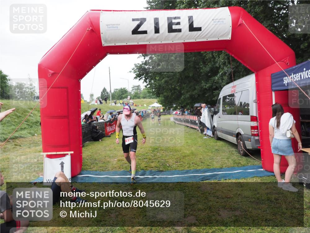 21.06.2025 - 27. Vierlanden-Triathlon MichiJ http://msf.ph/oto/8045629 15.06.2026 13:53:24 Ziel 115 meine-sportfotos.de