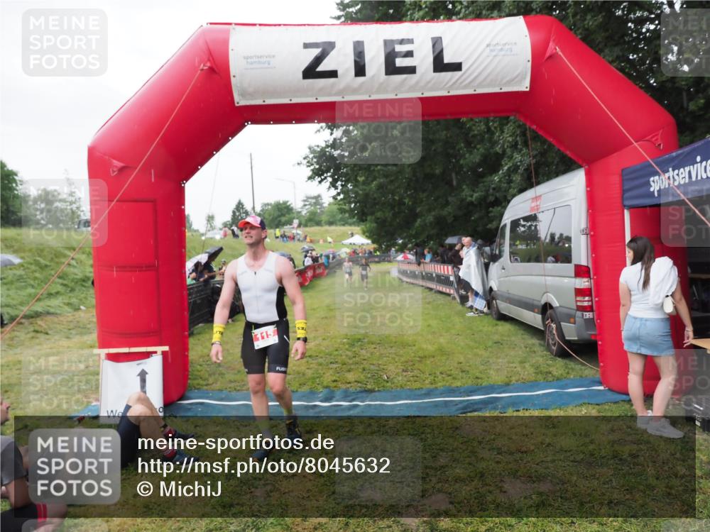21.06.2025 - 27. Vierlanden-Triathlon MichiJ http://msf.ph/oto/8045632 15.06.2026 13:53:25 Ziel 115, 885, 957 meine-sportfotos.de