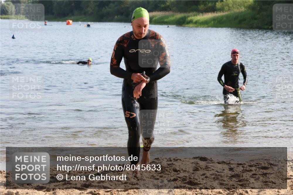 15.06.2025 - 27. Vierlanden-Triathlon Lena Gebhardt http://msf.ph/oto/8045633 15.06.2025 08:40:14 Schwimmen 67, 82 meine-sportfotos.de