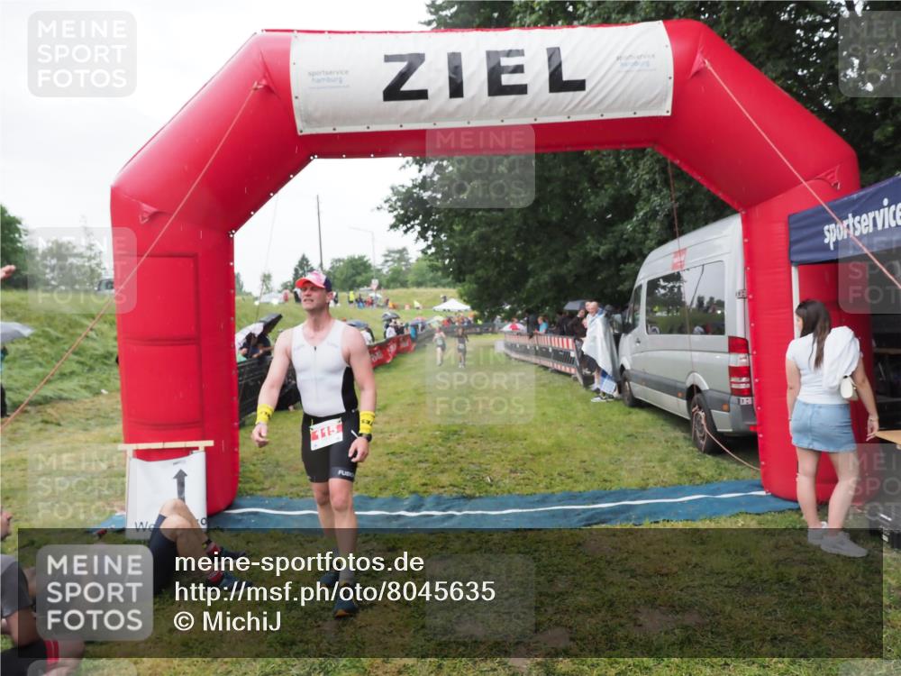 21.06.2025 - 27. Vierlanden-Triathlon MichiJ http://msf.ph/oto/8045635 15.06.2026 13:53:25 Ziel 115, 885, 957 meine-sportfotos.de