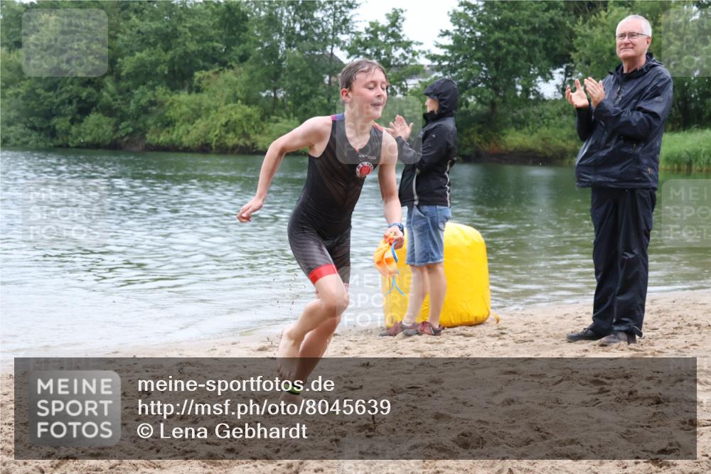 21.06.2025 - 27. Vierlanden-Triathlon Lena Gebhardt http://msf.ph/oto/8045639 15.06.2025 14:50:56 Schwimmen  meine-sportfotos.de