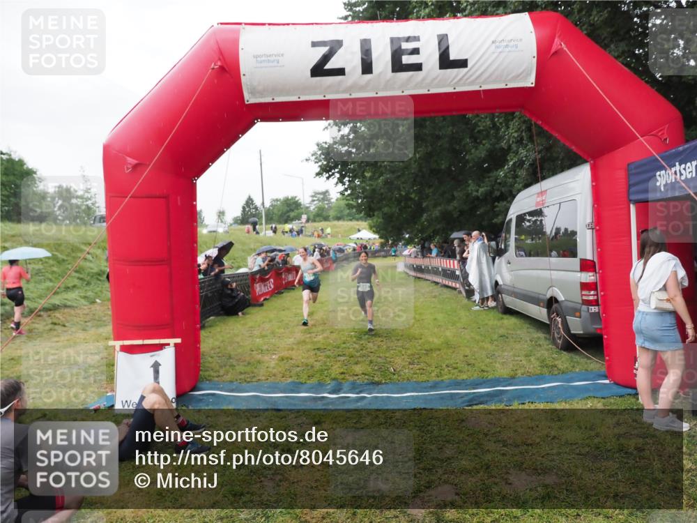 21.06.2025 - 27. Vierlanden-Triathlon MichiJ http://msf.ph/oto/8045646 15.06.2026 13:53:28 Ziel 115, 885, 957 meine-sportfotos.de