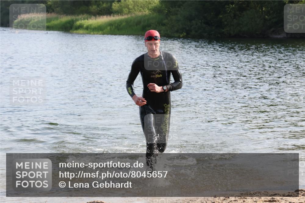15.06.2025 - 27. Vierlanden-Triathlon Lena Gebhardt http://msf.ph/oto/8045657 15.06.2025 08:40:17 Schwimmen 67, 82 meine-sportfotos.de