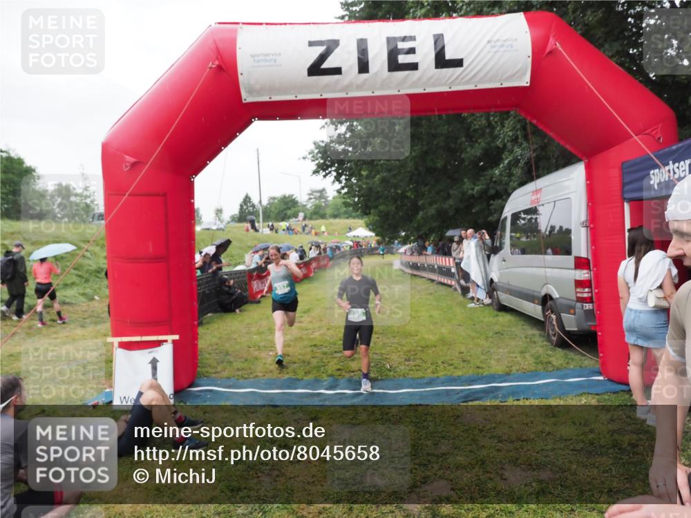 21.06.2025 - 27. Vierlanden-Triathlon MichiJ http://msf.ph/oto/8045658 15.06.2026 13:53:29 Ziel 115, 885, 957 meine-sportfotos.de