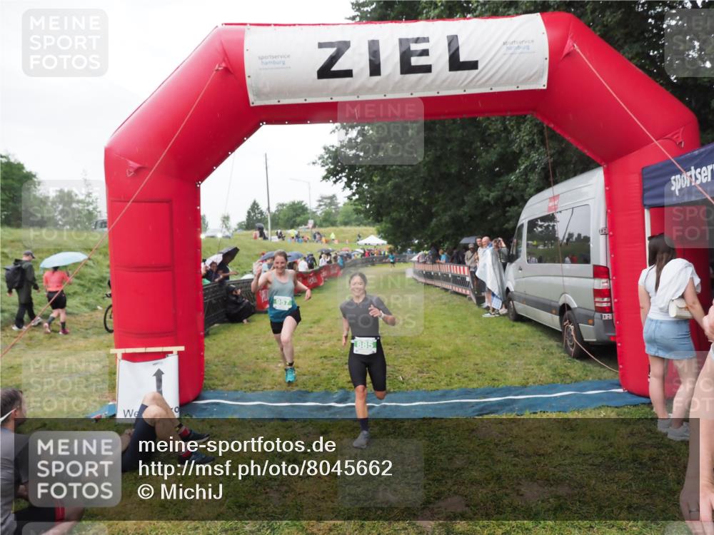 21.06.2025 - 27. Vierlanden-Triathlon MichiJ http://msf.ph/oto/8045662 15.06.2026 13:53:29 Ziel 115, 885, 957 meine-sportfotos.de
