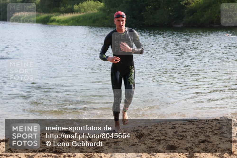 15.06.2025 - 27. Vierlanden-Triathlon Lena Gebhardt http://msf.ph/oto/8045664 15.06.2025 08:40:18 Schwimmen 67, 82 meine-sportfotos.de