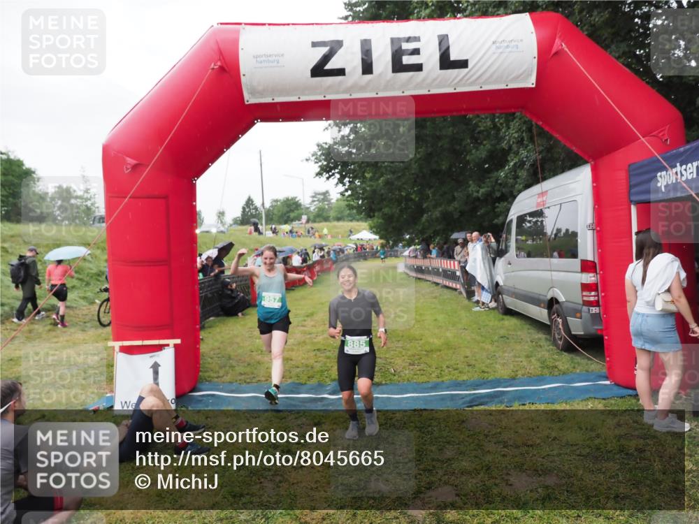 21.06.2025 - 27. Vierlanden-Triathlon MichiJ http://msf.ph/oto/8045665 15.06.2026 13:53:29 Ziel 115, 885, 957 meine-sportfotos.de