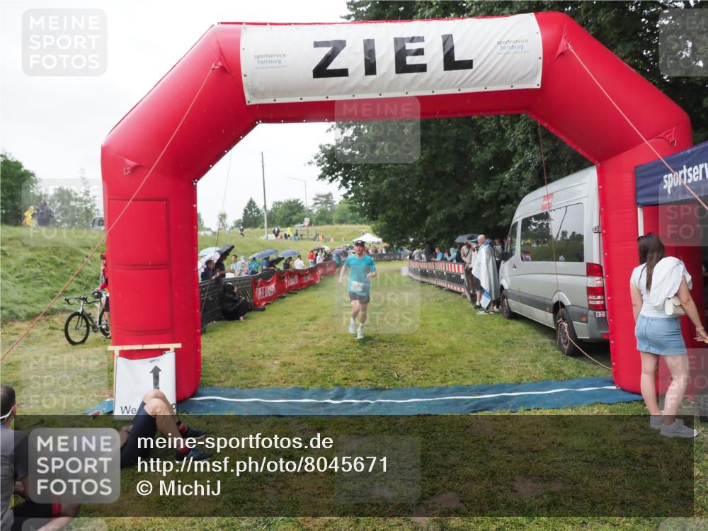 21.06.2025 - 27. Vierlanden-Triathlon MichiJ http://msf.ph/oto/8045671 15.06.2026 13:53:39 Ziel 653 meine-sportfotos.de