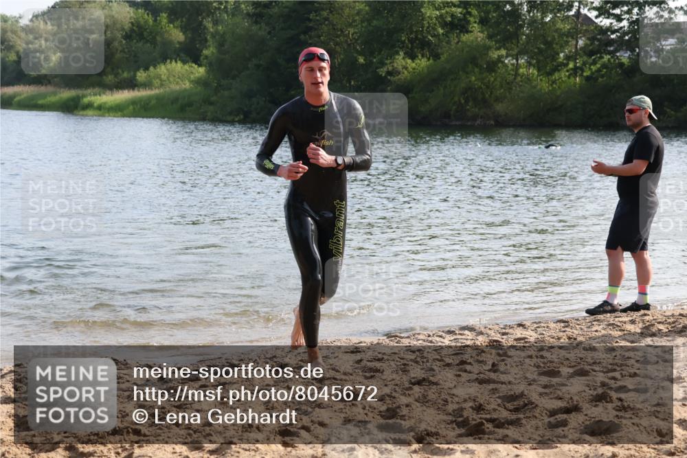 15.06.2025 - 27. Vierlanden-Triathlon Lena Gebhardt http://msf.ph/oto/8045672 15.06.2025 08:40:18 Schwimmen 67, 82 meine-sportfotos.de