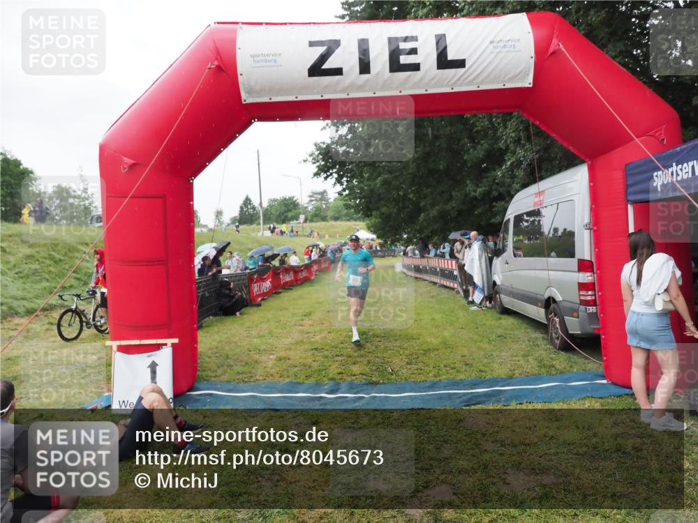 21.06.2025 - 27. Vierlanden-Triathlon MichiJ http://msf.ph/oto/8045673 15.06.2026 13:53:39 Ziel 653 meine-sportfotos.de