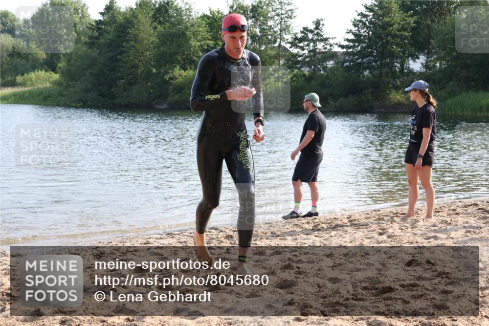 15.06.2025 - 27. Vierlanden-Triathlon Lena Gebhardt http://msf.ph/oto/8045680 15.06.2025 08:40:19 Schwimmen 67, 82 meine-sportfotos.de