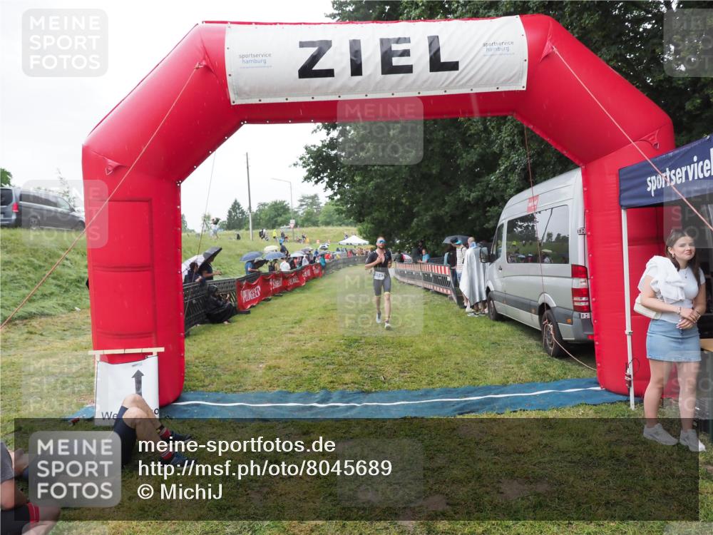 21.06.2025 - 27. Vierlanden-Triathlon MichiJ http://msf.ph/oto/8045689 15.06.2026 13:53:55 Ziel 1143 meine-sportfotos.de