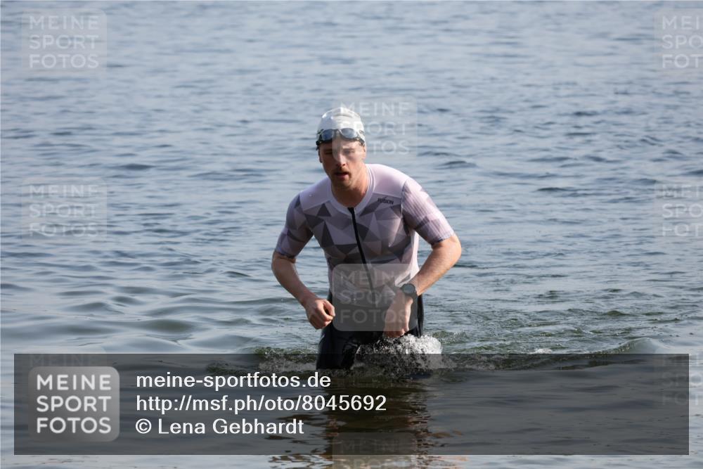 15.06.2025 - 27. Vierlanden-Triathlon Lena Gebhardt http://msf.ph/oto/8045692 15.06.2025 08:40:28 Schwimmen 7, 82 meine-sportfotos.de