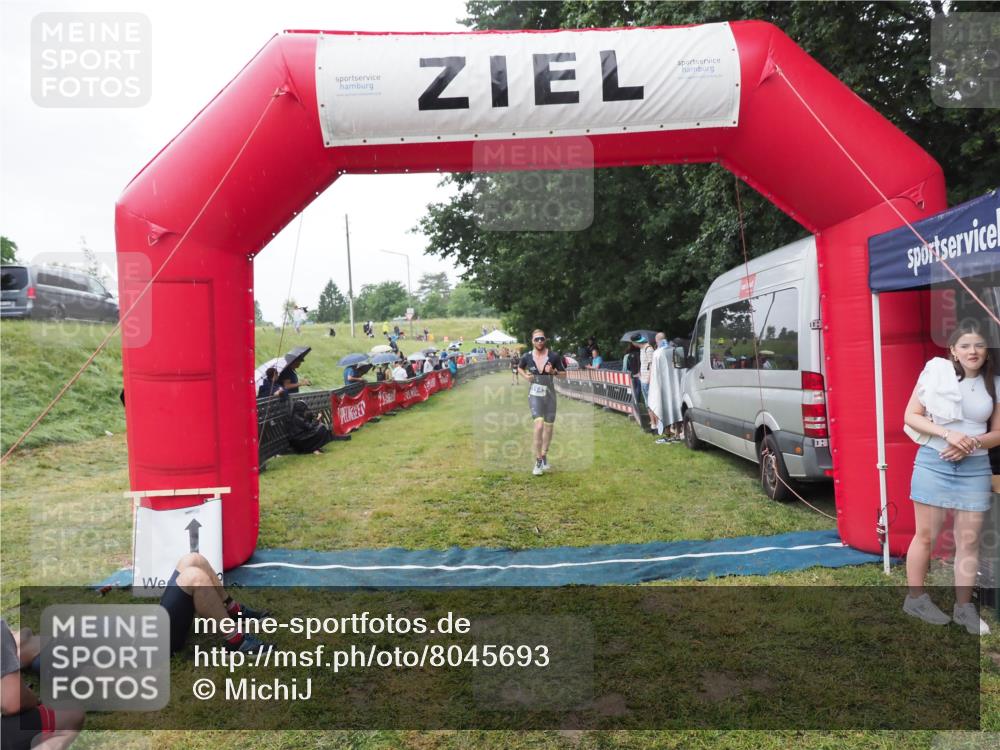 21.06.2025 - 27. Vierlanden-Triathlon MichiJ http://msf.ph/oto/8045693 15.06.2026 13:53:55 Ziel 1143 meine-sportfotos.de