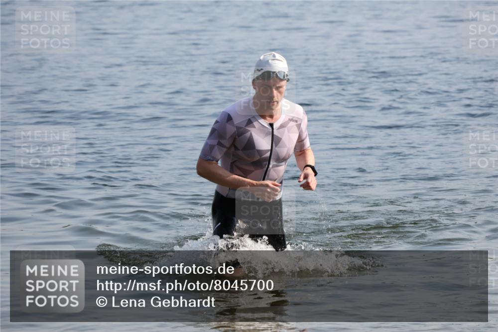 15.06.2025 - 27. Vierlanden-Triathlon Lena Gebhardt http://msf.ph/oto/8045700 15.06.2025 08:40:28 Schwimmen 7, 82 meine-sportfotos.de