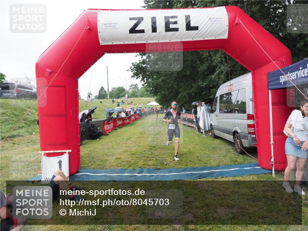 21.06.2025 - 27. Vierlanden-Triathlon MichiJ http://msf.ph/oto/8045703 15.06.2026 13:53:55 Ziel 1143 meine-sportfotos.de