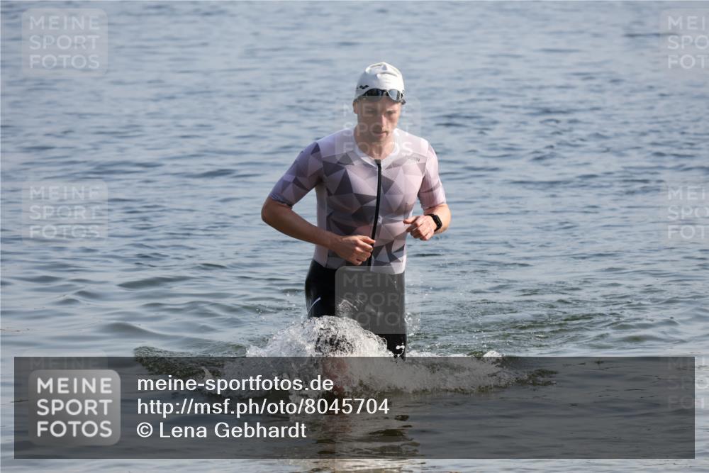 15.06.2025 - 27. Vierlanden-Triathlon Lena Gebhardt http://msf.ph/oto/8045704 15.06.2025 08:40:29 Schwimmen 7, 82 meine-sportfotos.de