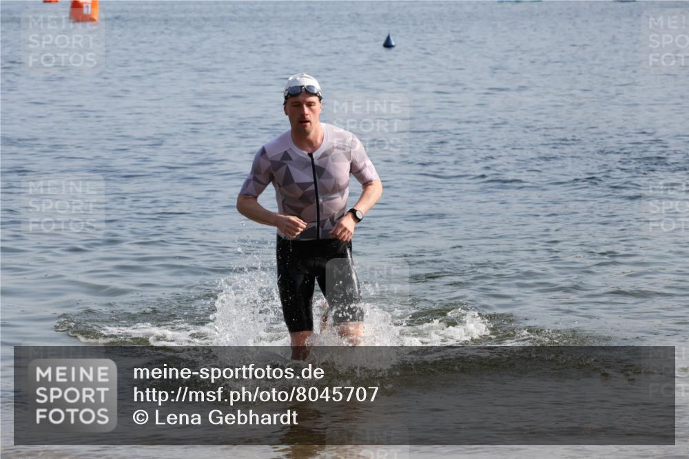 15.06.2025 - 27. Vierlanden-Triathlon Lena Gebhardt http://msf.ph/oto/8045707 15.06.2025 08:40:30 Schwimmen 7 meine-sportfotos.de