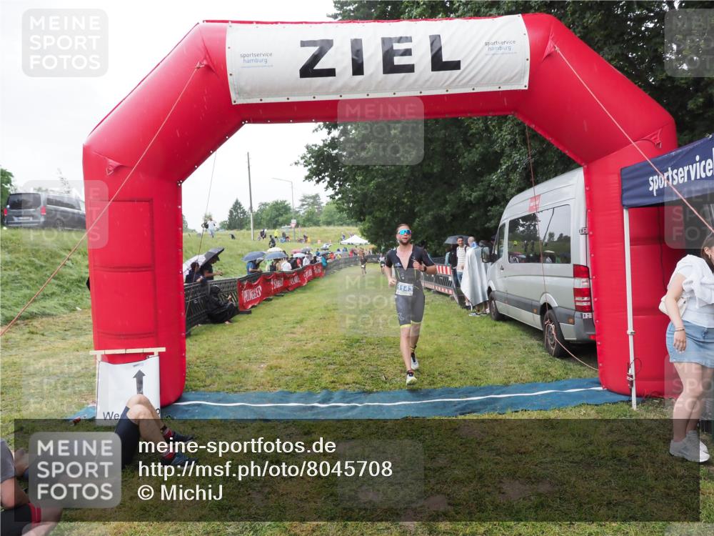 21.06.2025 - 27. Vierlanden-Triathlon MichiJ http://msf.ph/oto/8045708 15.06.2026 13:53:56 Ziel 1143 meine-sportfotos.de