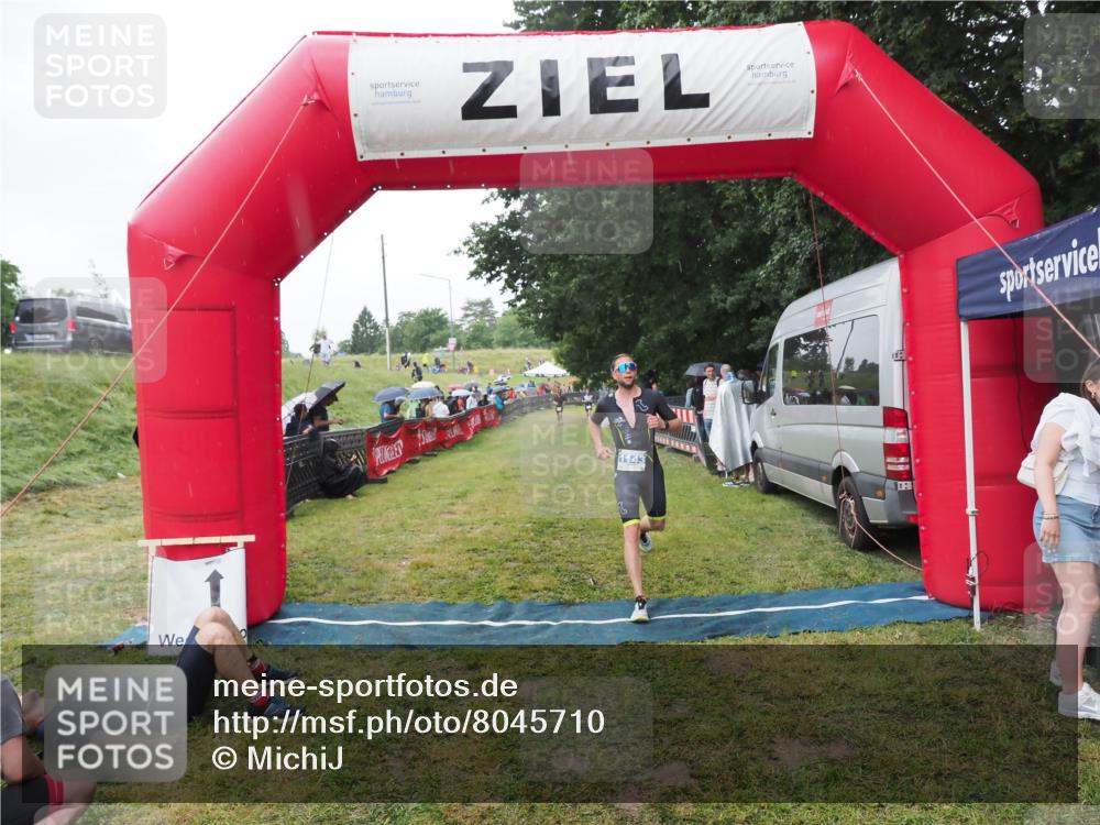 21.06.2025 - 27. Vierlanden-Triathlon MichiJ http://msf.ph/oto/8045710 15.06.2026 13:53:56 Ziel 1143 meine-sportfotos.de