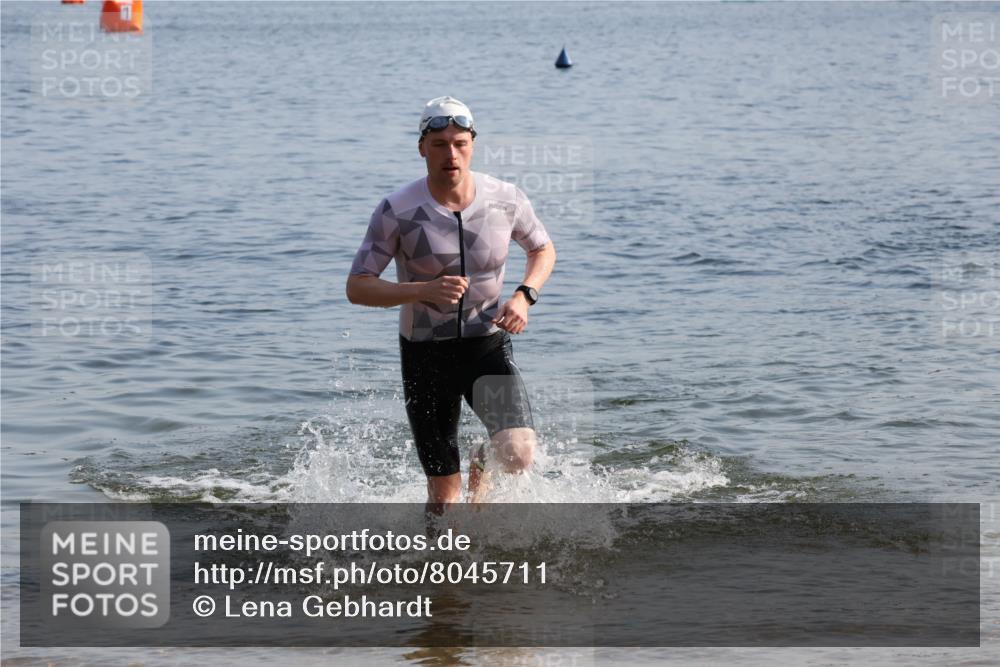 15.06.2025 - 27. Vierlanden-Triathlon Lena Gebhardt http://msf.ph/oto/8045711 15.06.2025 08:40:30 Schwimmen 7 meine-sportfotos.de