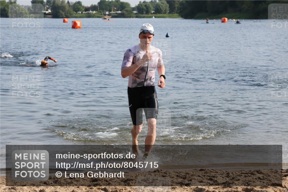 15.06.2025 - 27. Vierlanden-Triathlon Lena Gebhardt http://msf.ph/oto/8045715 15.06.2025 08:40:31 Schwimmen 7 meine-sportfotos.de