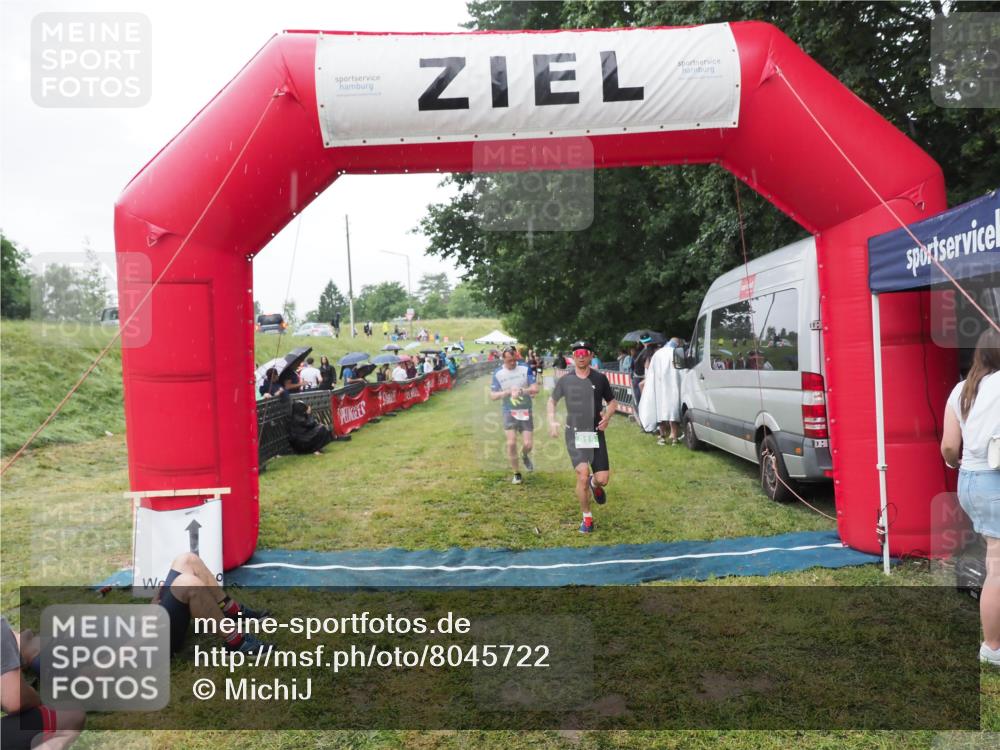 21.06.2025 - 27. Vierlanden-Triathlon MichiJ http://msf.ph/oto/8045722 15.06.2026 13:54:05 Ziel 90, 815 meine-sportfotos.de