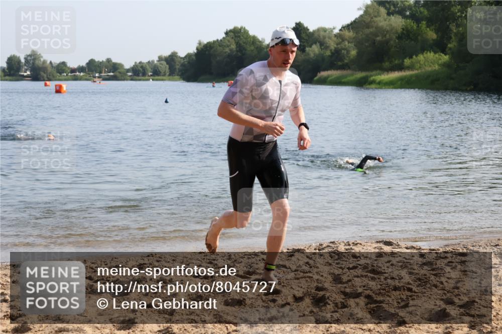 15.06.2025 - 27. Vierlanden-Triathlon Lena Gebhardt http://msf.ph/oto/8045727 15.06.2025 08:40:32 Schwimmen 5, 7 meine-sportfotos.de