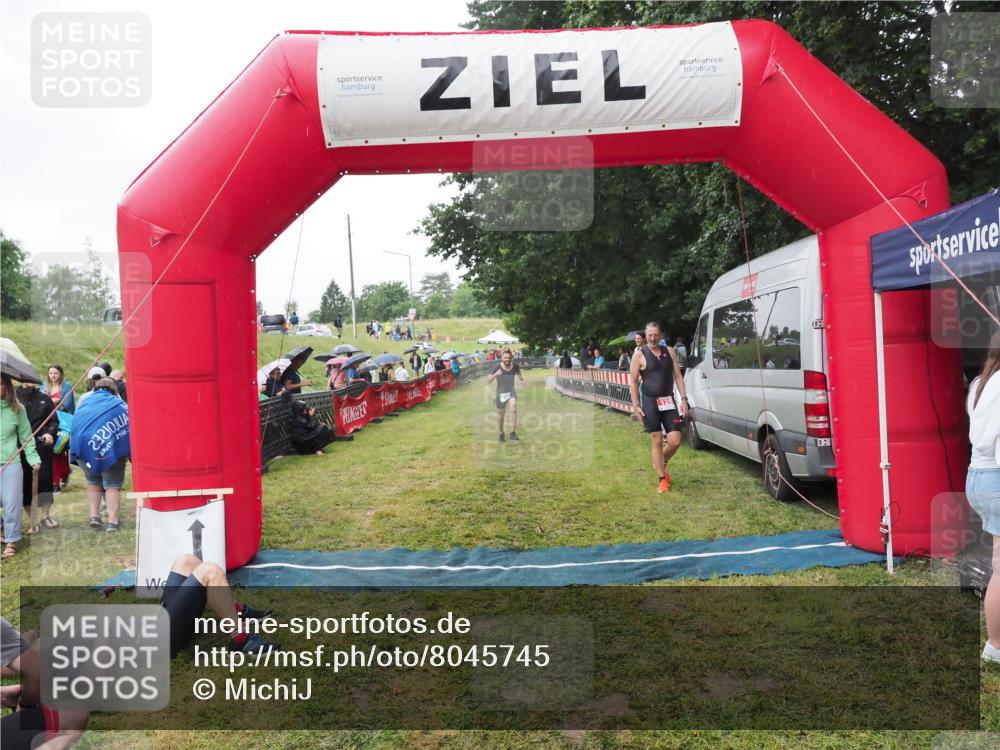 21.06.2025 - 27. Vierlanden-Triathlon MichiJ http://msf.ph/oto/8045745 15.06.2026 13:54:13 Ziel 90, 125, 719 meine-sportfotos.de