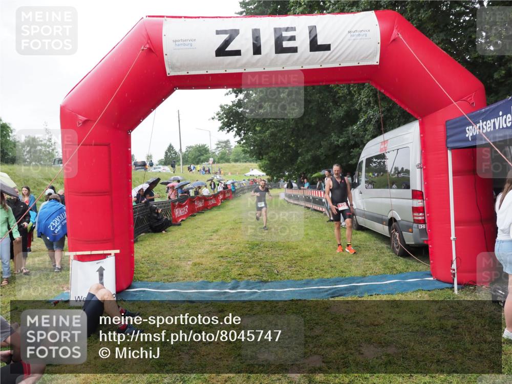 21.06.2025 - 27. Vierlanden-Triathlon MichiJ http://msf.ph/oto/8045747 15.06.2026 13:54:14 Ziel 125, 719 meine-sportfotos.de