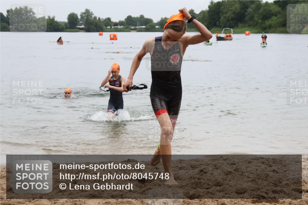 21.06.2025 - 27. Vierlanden-Triathlon Lena Gebhardt http://msf.ph/oto/8045748 15.06.2025 14:51:18 Schwimmen  meine-sportfotos.de