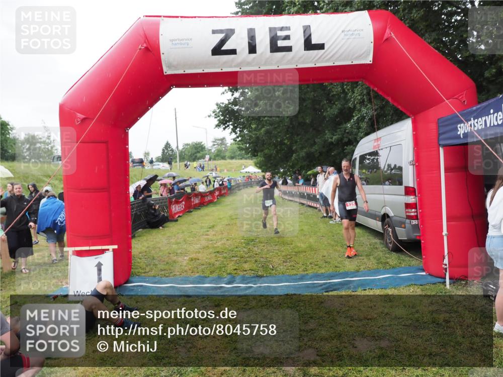 21.06.2025 - 27. Vierlanden-Triathlon MichiJ http://msf.ph/oto/8045758 15.06.2026 13:54:14 Ziel 125, 719 meine-sportfotos.de
