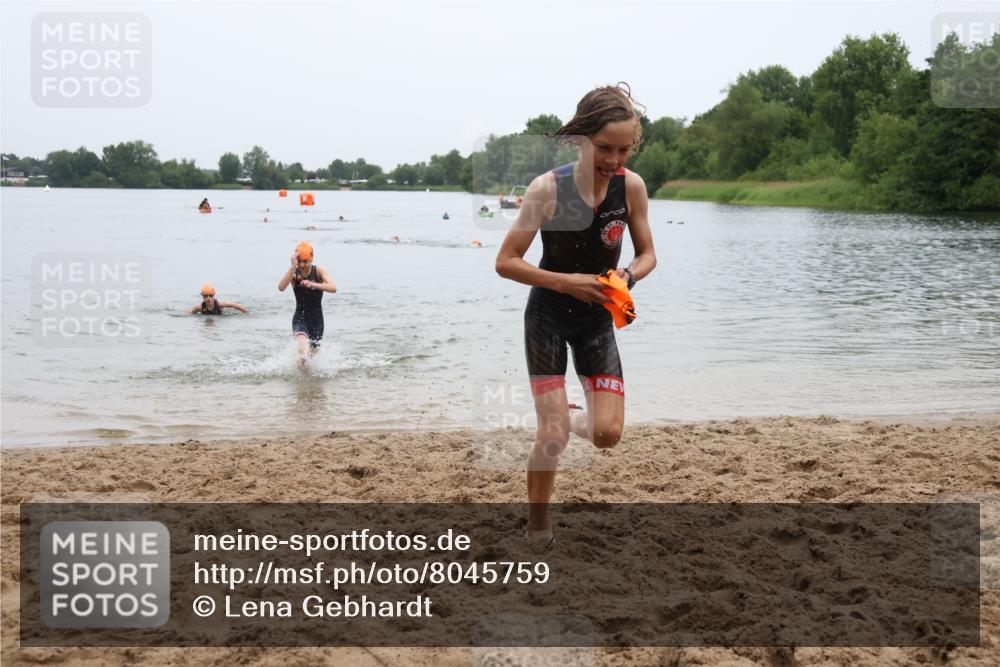 21.06.2025 - 27. Vierlanden-Triathlon Lena Gebhardt http://msf.ph/oto/8045759 15.06.2025 14:51:18 Schwimmen  meine-sportfotos.de