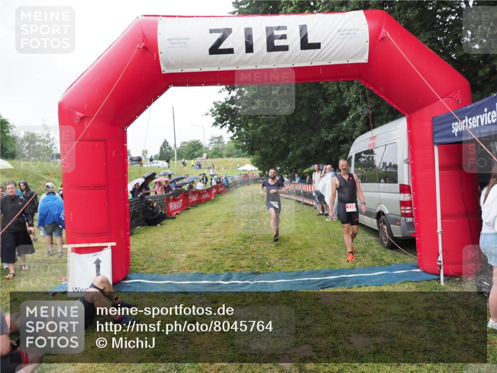 21.06.2025 - 27. Vierlanden-Triathlon MichiJ http://msf.ph/oto/8045764 15.06.2026 13:54:15 Ziel 125, 719 meine-sportfotos.de