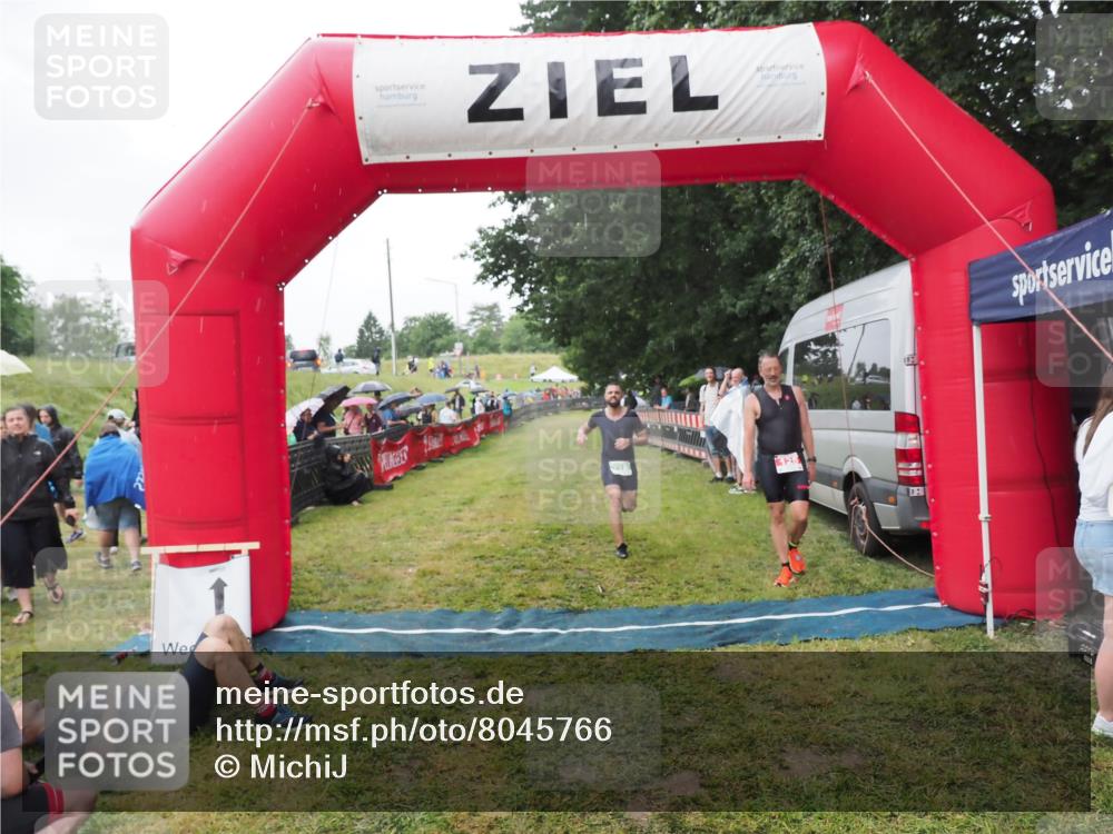 21.06.2025 - 27. Vierlanden-Triathlon MichiJ http://msf.ph/oto/8045766 15.06.2026 13:54:15 Ziel 125, 719 meine-sportfotos.de