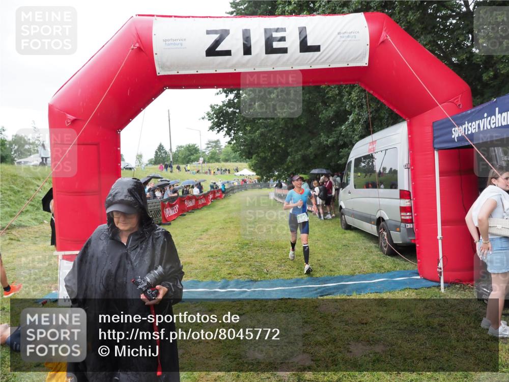 21.06.2025 - 27. Vierlanden-Triathlon MichiJ http://msf.ph/oto/8045772 15.06.2026 13:55:18 Ziel 890 meine-sportfotos.de