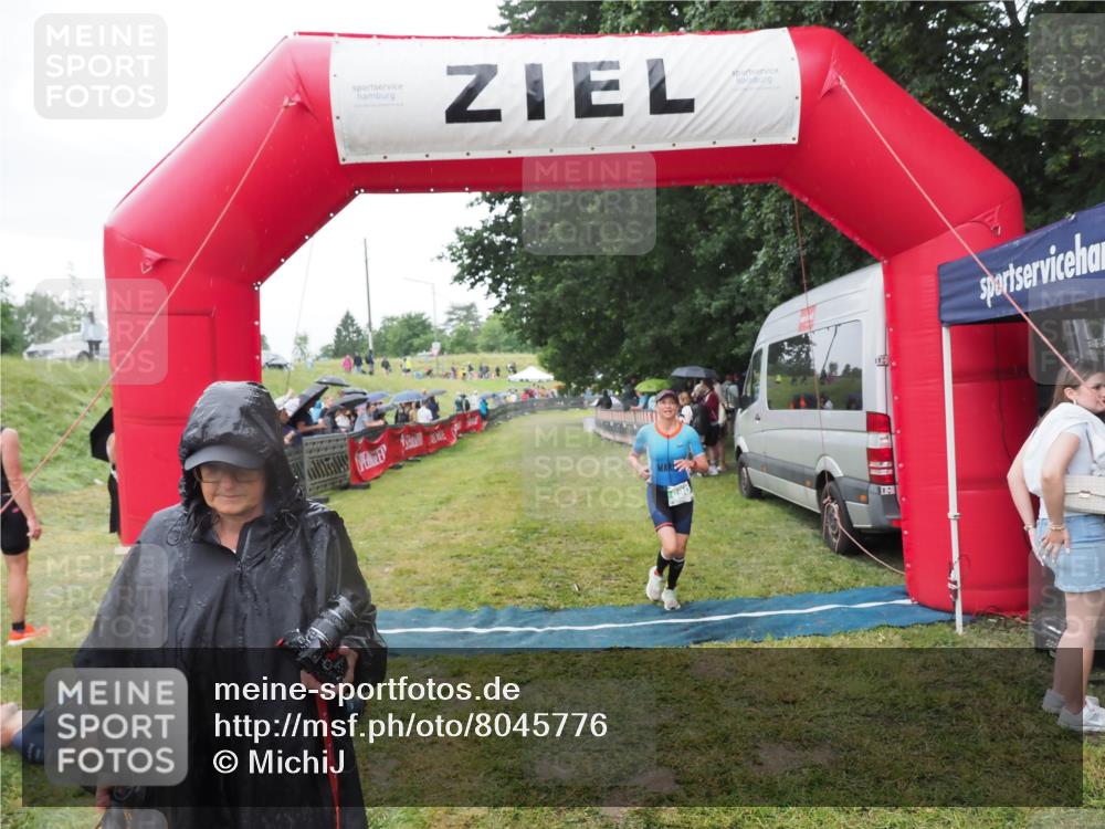 21.06.2025 - 27. Vierlanden-Triathlon MichiJ http://msf.ph/oto/8045776 15.06.2026 13:55:18 Ziel 890 meine-sportfotos.de