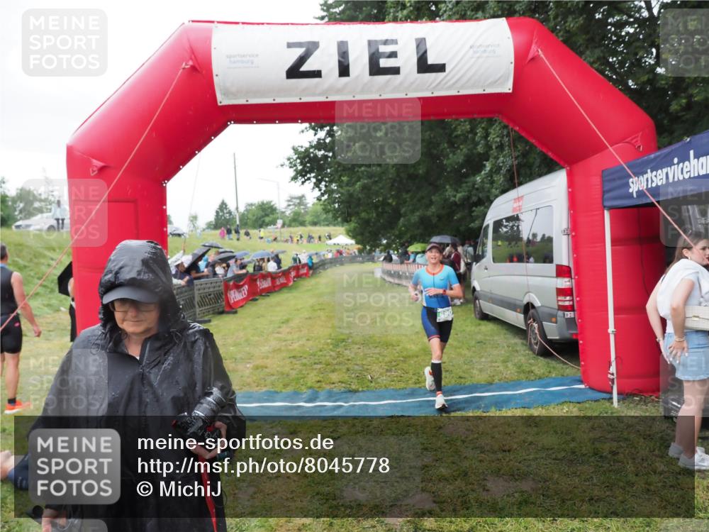 21.06.2025 - 27. Vierlanden-Triathlon MichiJ http://msf.ph/oto/8045778 15.06.2026 13:55:18 Ziel 890 meine-sportfotos.de