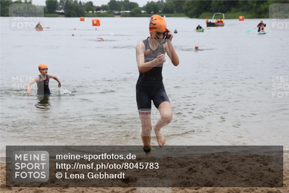 21.06.2025 - 27. Vierlanden-Triathlon Lena Gebhardt http://msf.ph/oto/8045783 15.06.2025 14:51:20 Schwimmen  meine-sportfotos.de