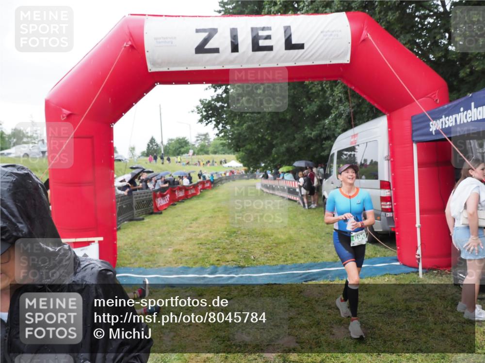 21.06.2025 - 27. Vierlanden-Triathlon MichiJ http://msf.ph/oto/8045784 15.06.2026 13:55:19 Ziel 890 meine-sportfotos.de