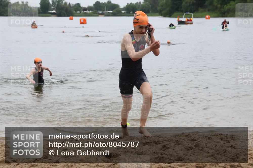 21.06.2025 - 27. Vierlanden-Triathlon Lena Gebhardt http://msf.ph/oto/8045787 15.06.2025 14:51:20 Schwimmen  meine-sportfotos.de