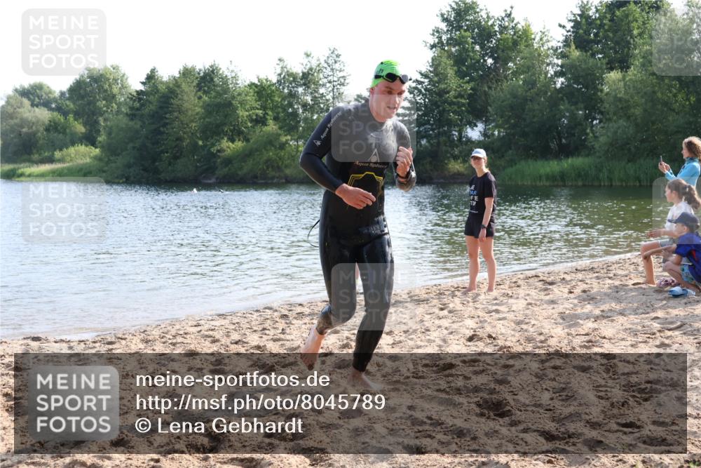 15.06.2025 - 27. Vierlanden-Triathlon Lena Gebhardt http://msf.ph/oto/8045789 15.06.2025 08:40:43 Schwimmen 5 meine-sportfotos.de