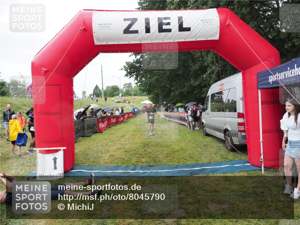 21.06.2025 - 27. Vierlanden-Triathlon MichiJ http://msf.ph/oto/8045790 15.06.2026 13:55:46 Ziel 784 meine-sportfotos.de