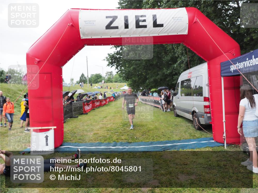 21.06.2025 - 27. Vierlanden-Triathlon MichiJ http://msf.ph/oto/8045801 15.06.2026 13:55:47 Ziel 784 meine-sportfotos.de