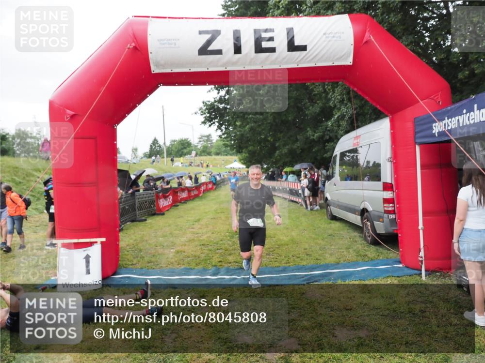 21.06.2025 - 27. Vierlanden-Triathlon MichiJ http://msf.ph/oto/8045808 15.06.2026 13:55:49 Ziel 784, 969 meine-sportfotos.de