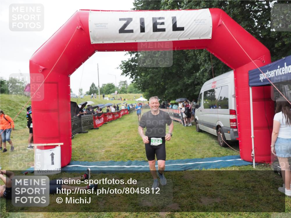21.06.2025 - 27. Vierlanden-Triathlon MichiJ http://msf.ph/oto/8045812 15.06.2026 13:55:49 Ziel 784, 969 meine-sportfotos.de